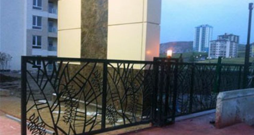 Yana Kayar Bahçe Kapısı